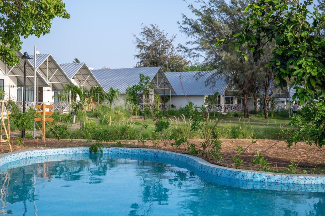 Praveg Beach Resort Daman Lighthouse Beach Exterior photo