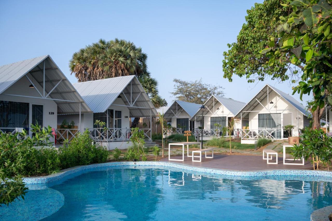 Praveg Beach Resort Daman Lighthouse Beach Exterior photo