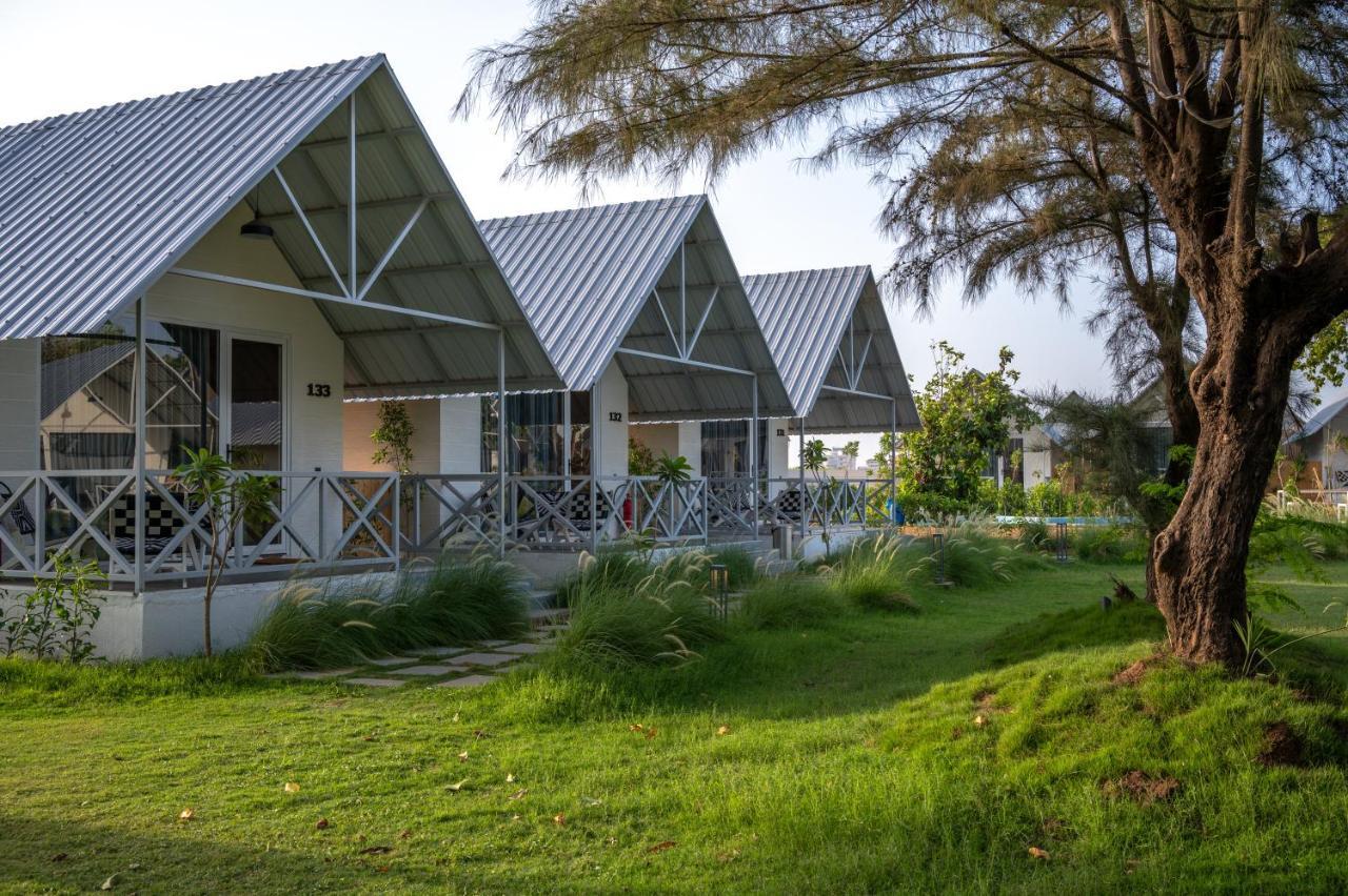 Praveg Beach Resort Daman Lighthouse Beach Exterior photo